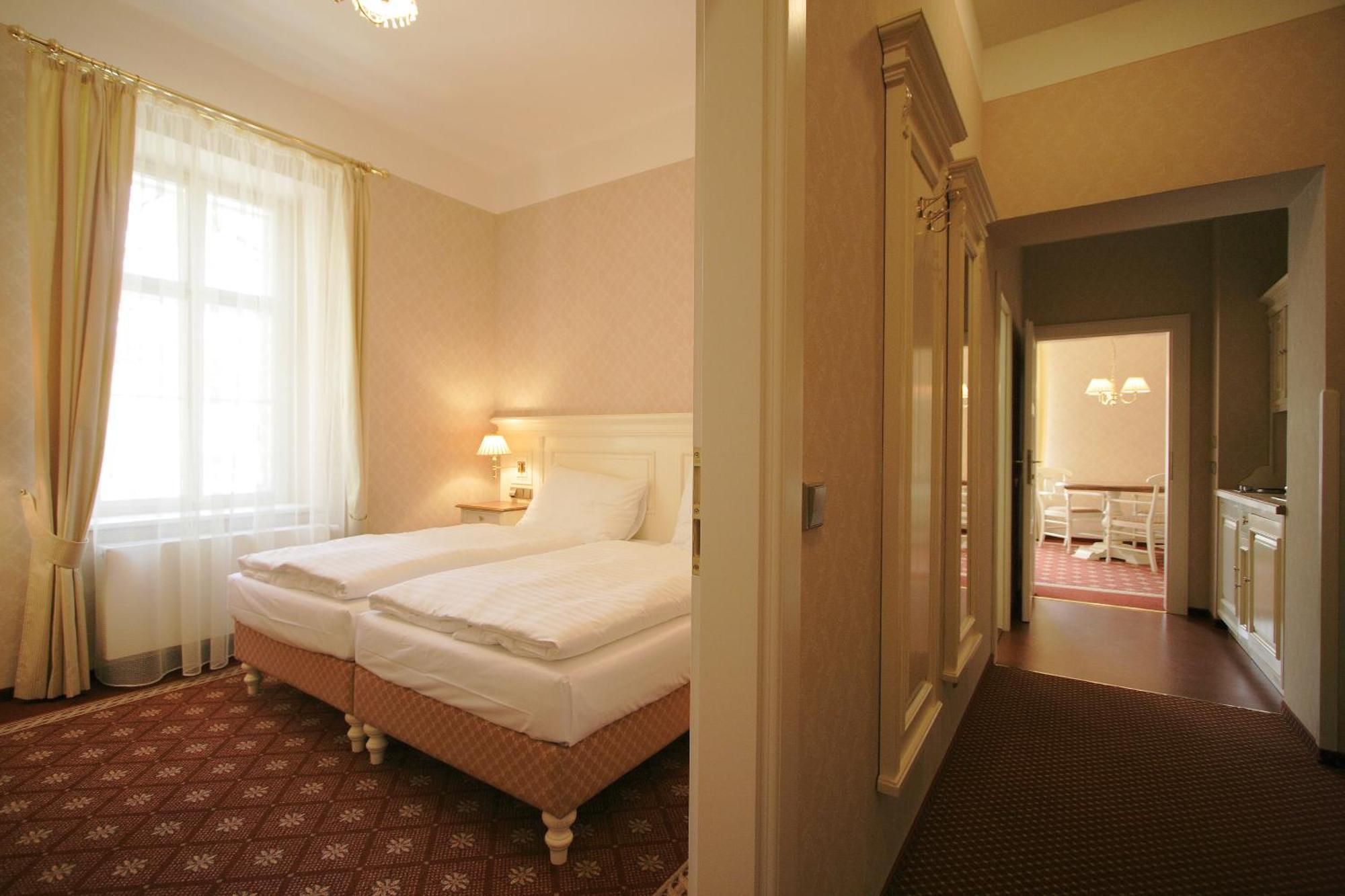 Alpska Ruze Hotel Luhacovice Exterior photo